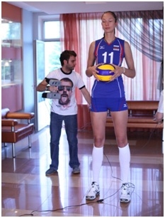 エカテリーナ・ガモワ － バレーボールの世界的スターをスキャン